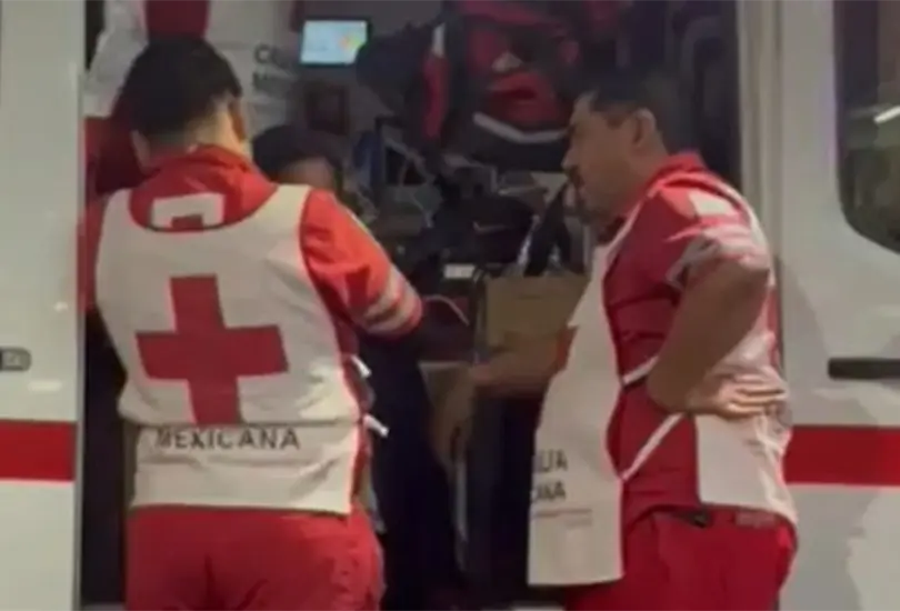 Lo golpean y roban al salir de un bar: abuelito queda tirado en la vía pública