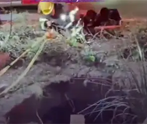 Joven cae 8 metros en socavón tras chocar su camioneta