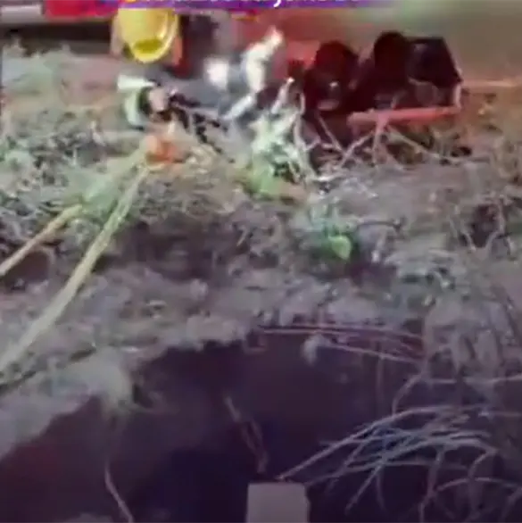 Joven cae 8 metros en socavón tras chocar su camioneta