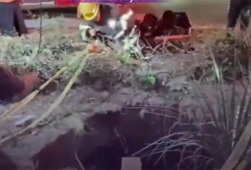 Joven cae 8 metros en socavón tras chocar su camioneta
