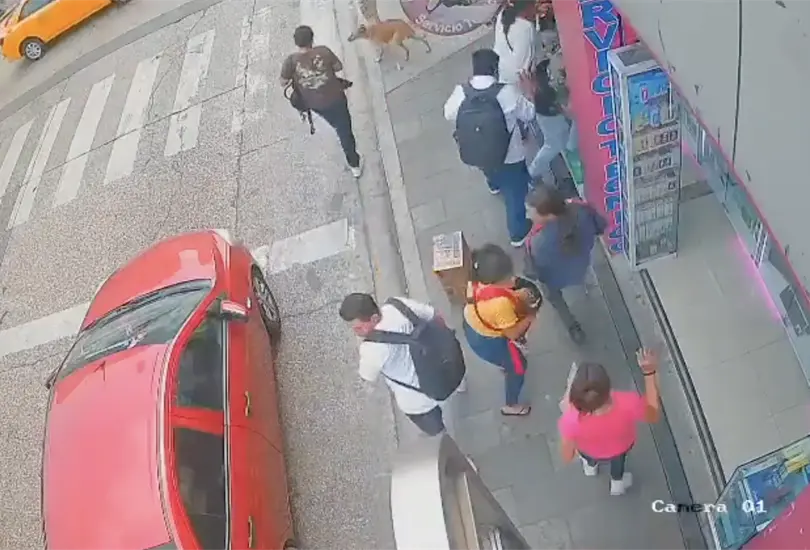 Madre muere por bala perdida durante balacera al proteger a su bebé | VIDEO Madre muere por bala perdida durante balacera al proteger a su bebé | VIDEO