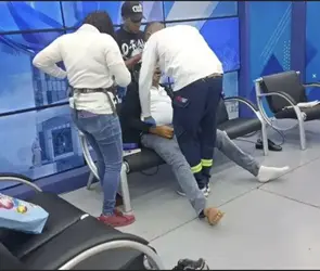 Invitado muere durante transmisión en vivo del programa "El Café de Diario 55" | VIDEO