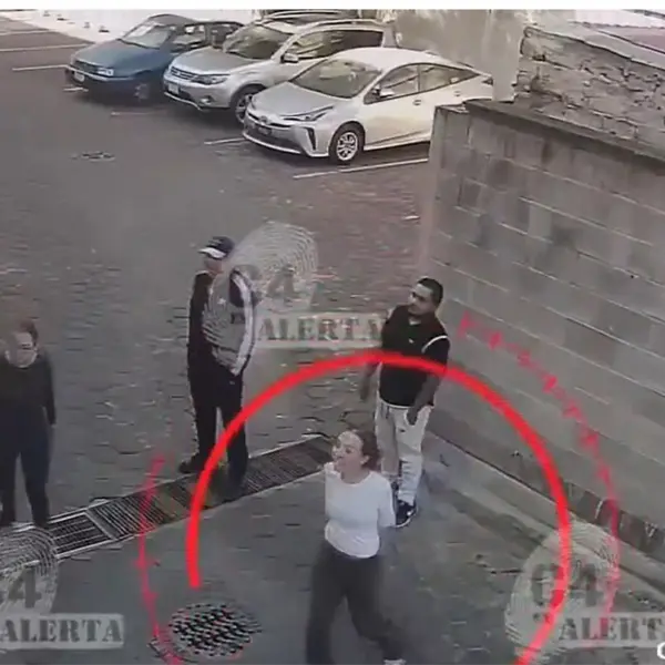 Inquilinas atacan a balazos auto de administradora por exigirles pago de servicios