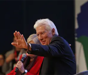 "Su Presidenta es increíble": Richard Gere sorprende en la FIL al aplaudir a Sheinbaum y criticar a Trump