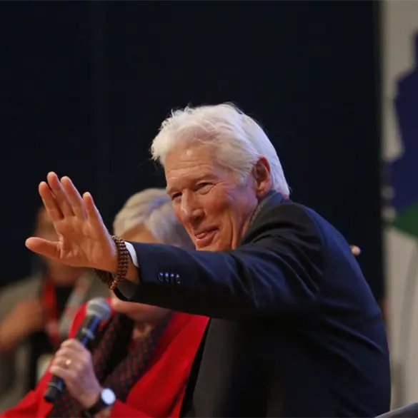 "Su Presidenta es increíble": Richard Gere sorprende en la FIL al aplaudir a Sheinbaum y criticar a Trump