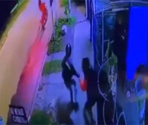 Asalto termina al revés: víctima desarma a ladrón y le dispara mientras huye Asalto termina al revés: víctima desarma a ladrón y le dispara mientras huye