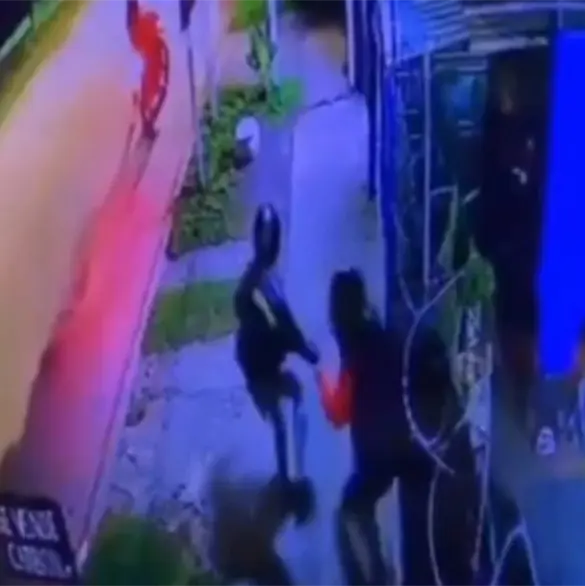 Asalto termina al revés: víctima desarma a ladrón y le dispara mientras huye