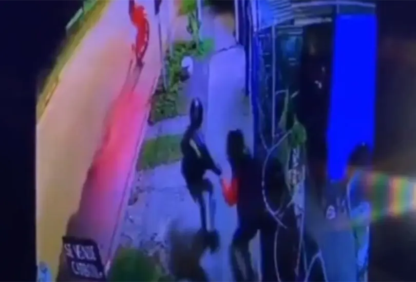 Asalto termina al revés: víctima desarma a ladrón y le dispara mientras huye