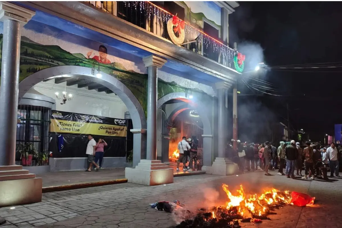  Patrulla atropella a menor y pobladores de Jonacatepec incendian árbol navideño y toman alcaldía 