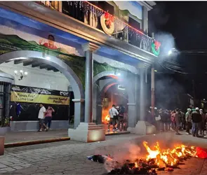 Patrulla atropella a menor y pobladores de Jonacatepec incendian &aacute;rbol navide&ntilde;o y toman alcald&iacute;a