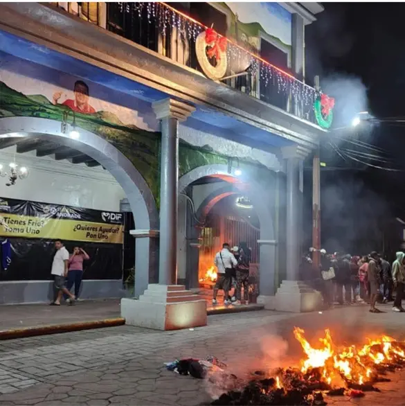 Patrulla atropella a menor y pobladores de Jonacatepec incendian árbol navideño y toman alcaldía