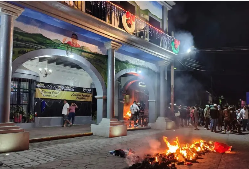 Patrulla atropella a menor y pobladores de Jonacatepec incendian árbol navideño y toman alcaldía Patrulla atropella a menor y pobladores de Jonacatepec incendian árbol navideño y toman alcaldía