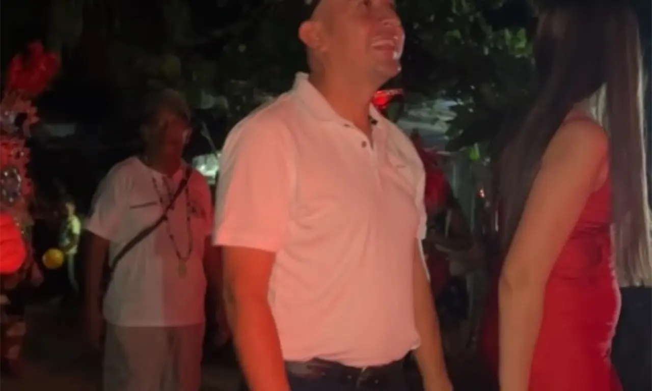  El hecho ocurrió mientras el edil avanzaba por las calles acompañado de su pareja y de los habitantes que participaban en el recorrido festivo. 