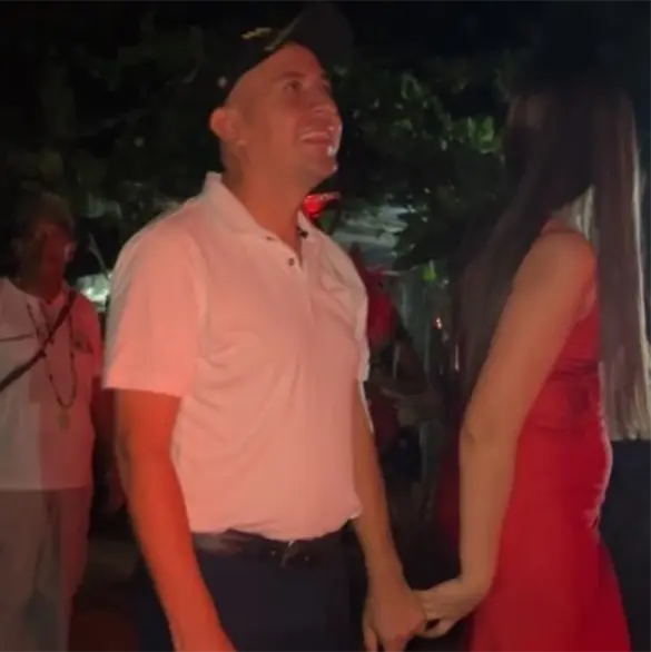 Momento exacto en que atacan a tiros al alcalde Nelson Luciano en pleno desfile navideño