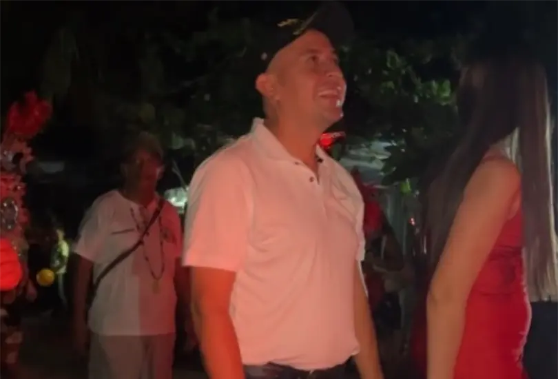 El hecho ocurrió mientras el edil avanzaba por las calles acompañado de su pareja y de los habitantes que participaban en el recorrido festivo.