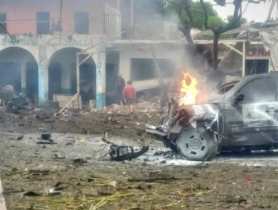 En total, 12 automóviles quedaron siniestrados y la zona se quedó sin servicio eléctrico. X.