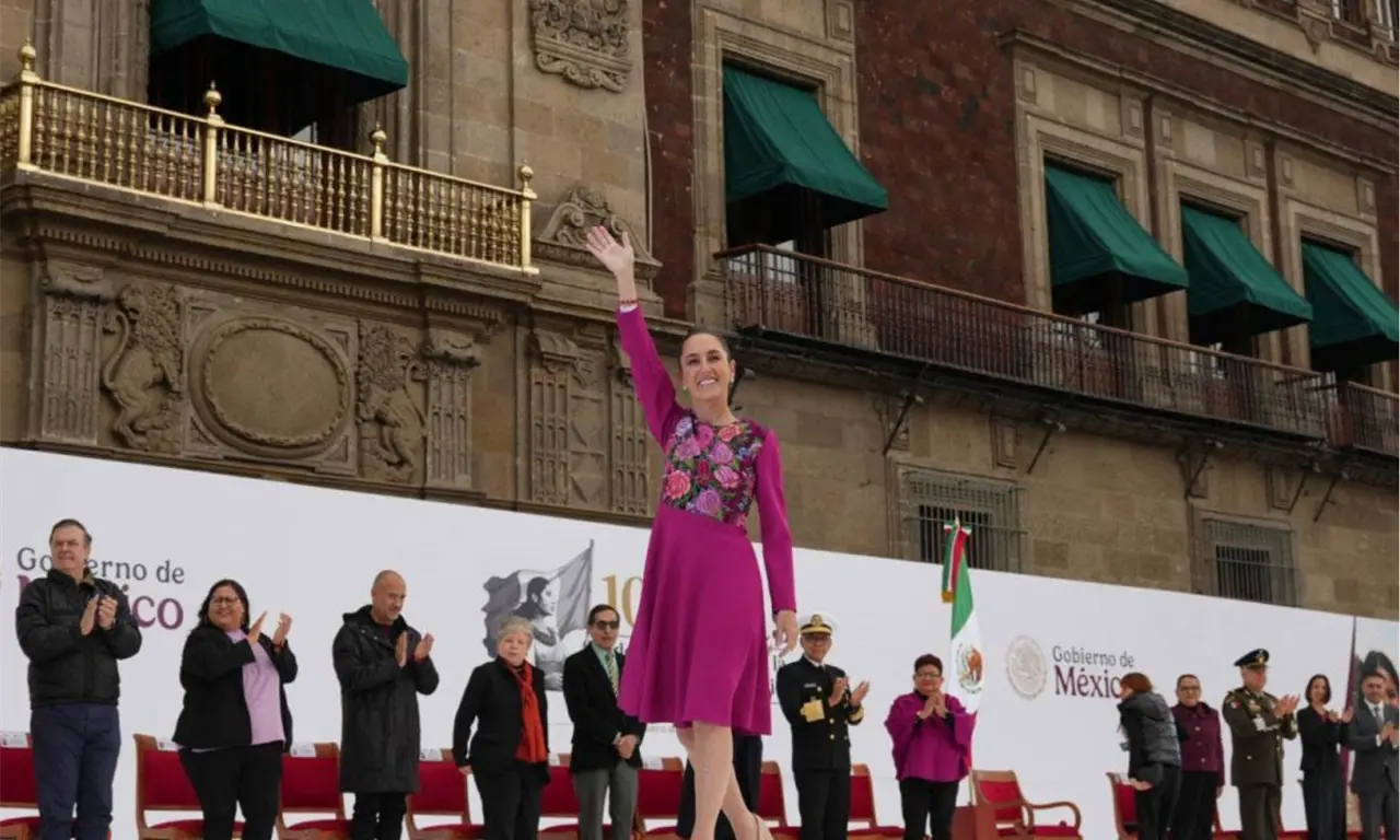  Sheinbaum destaca por una estética que combina sobriedad política con el uso estratégico de elementos artesanales mexicanos. 