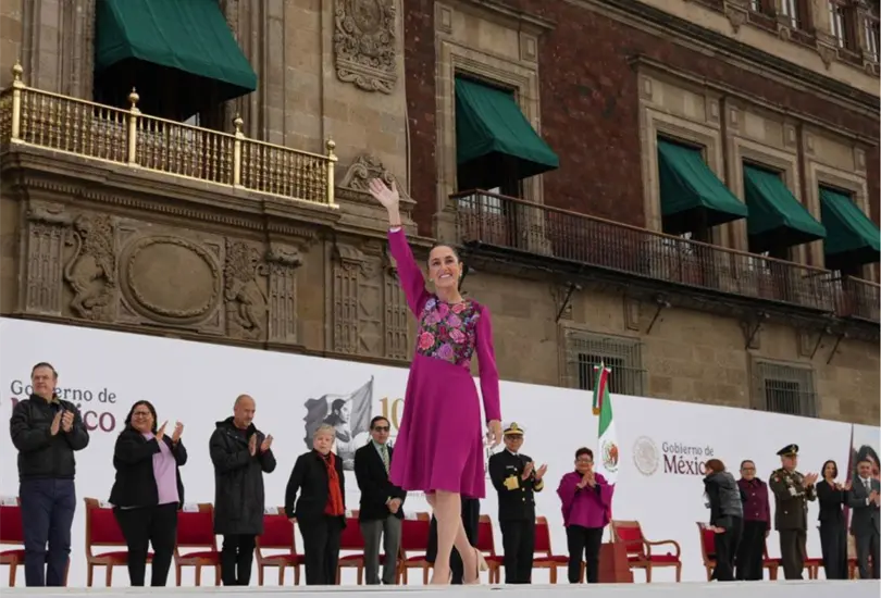 Sheinbaum destaca por una estética que combina sobriedad política con el uso estratégico de elementos artesanales mexicanos.