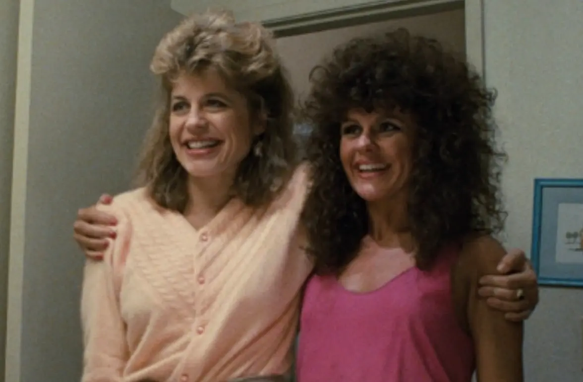 Bess Motta interpretó a Ginger, compañera de cuarto de Sarah