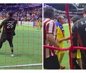 Cuauhtémoc Blanco golpea a portero de Chivas en partido de leyendas