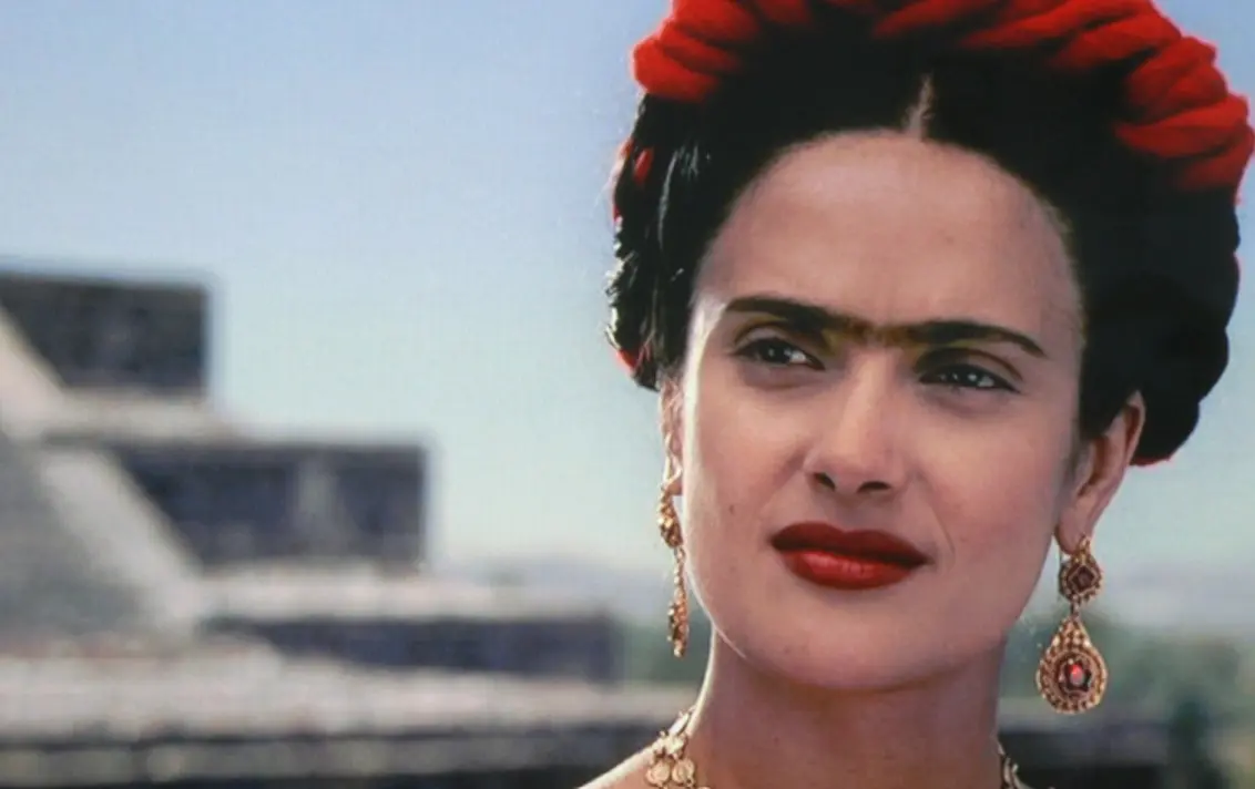 La película hollywoodense, protagonizada por Salma Hayek y Alfred Molina, fue filmada en la Casa Azul de Coyoacán. También aparecen lugares como el Hotel Majestic y el Colegio de San Ildefonso.