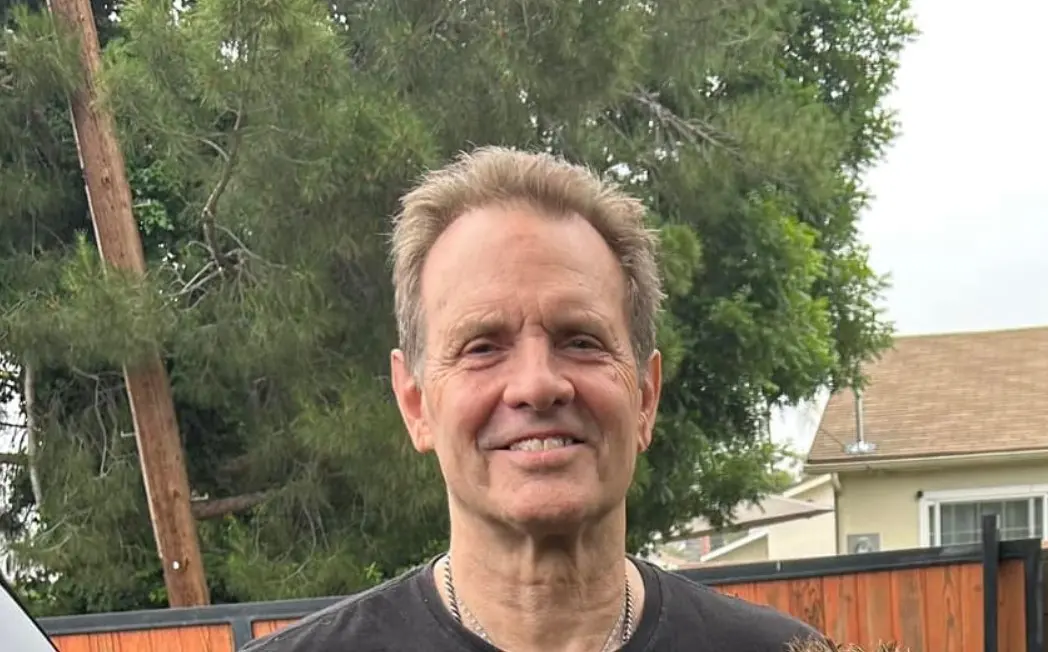 Ahora tiene 69 años, es padre de 4 hijos y está casado con la actriz Jennifer Blanc. Ha trabajado en series exitosas como 'The Mandalorian' y 'Toque de queda'.