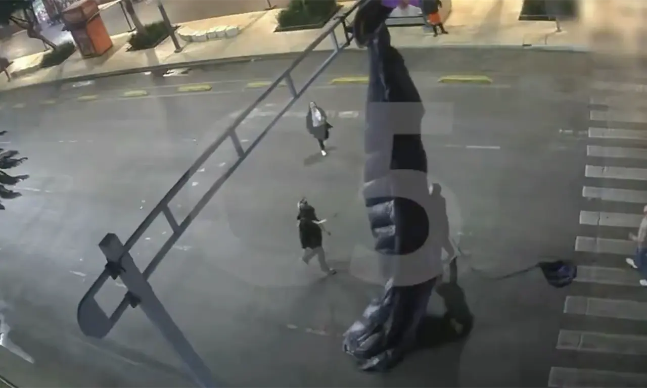  Paracaidista queda atrapado en semáforo de Balderas tras fallido aterrizaje en CDMX 