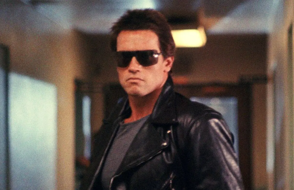 La trama presenta una realidad donde el mundo es gobernado por las máquinas, pero cuando surge una resistencia de humanos, encabezada por John Connor, los Skynet envían a un androide al pasado para que acabe con Sarah Connor, la madre de John, y así evitar que nazca. ¿Qué pasó con el elenco tras 41 años?