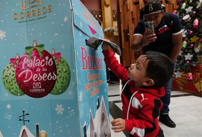 Al ingresar, personal especializado explica el proceso de elaboraci&oacute;n de la carta, el uso de los elementos incluidos en el kit y la forma correcta de enviarla.