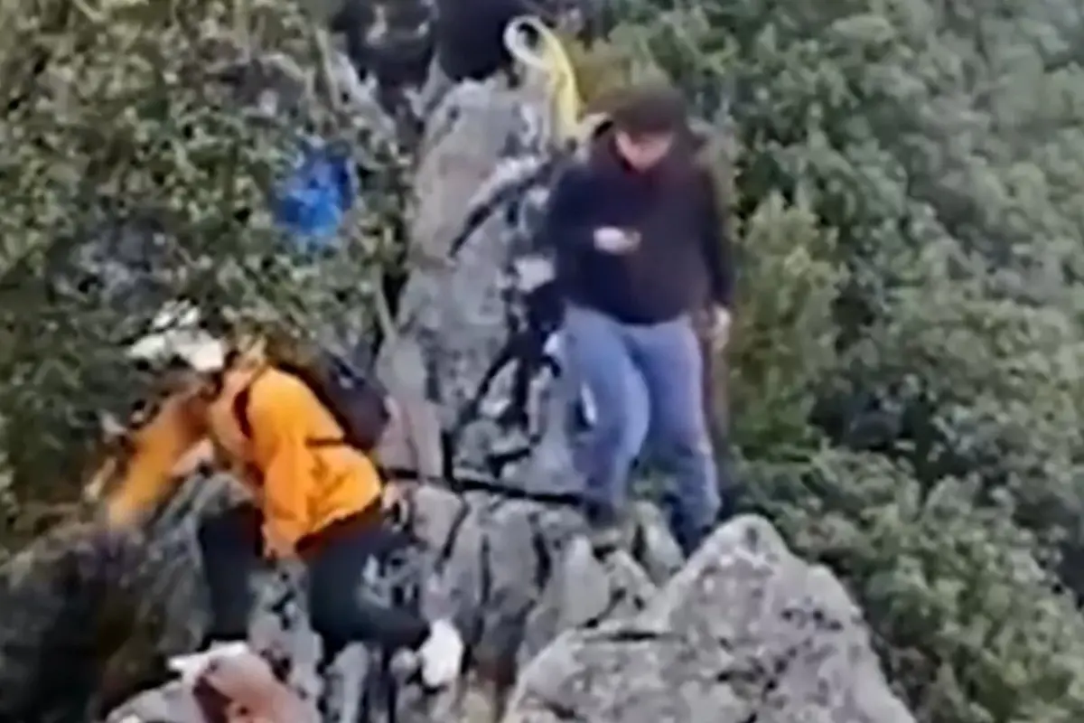Turista cae de montaña Huaying por tomarse selfie Especial