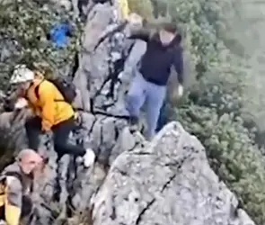 Por tomarse una foto, turista cae 40 metros en montaña Huaying y sobrevive de milagro