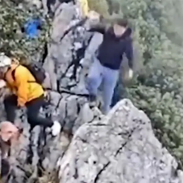 Por tomarse una foto, turista cae 40 metros en montaña Huaying y sobrevive de milagro Por tomarse una foto, turista cae 40 metros en montaña Huaying y sobrevive de milagro