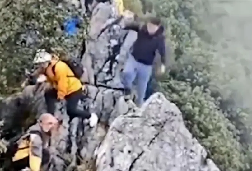 Por tomarse una foto, turista cae 40 metros en montaña Huaying y sobrevive de milagro Por tomarse una foto, turista cae 40 metros en montaña Huaying y sobrevive de milagro