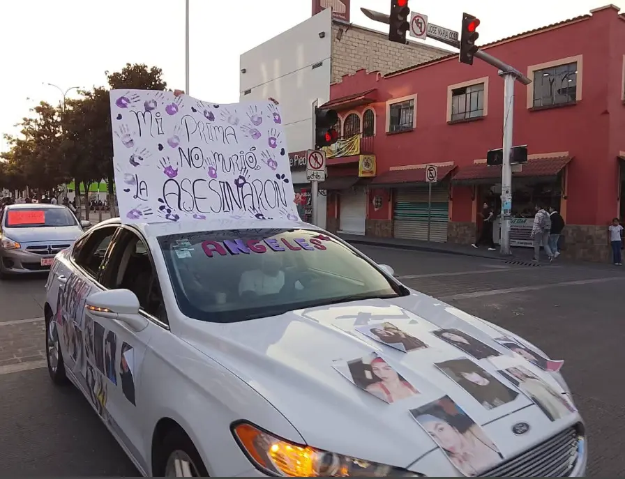 Fuentes cercanas al caso señalaron que Ángeles viajaba junto a un joven en motocicleta cuando presuntamente un agente de Tránsito les disparó al no detenerse en un retén. X.