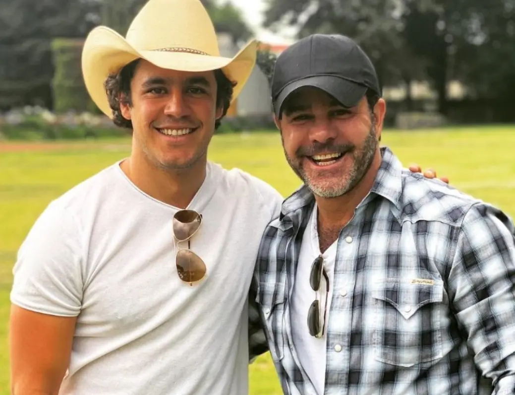 Son hijos de Eduardo Capetillo y Biby Gaytán. Ana Paula ha trabajado en cine y televisión, mientras que Eduardo Jr. ha probado suerte como cantante y actor. Son hijos de Eduardo Capetillo y Biby Gaytán. Ana Paula ha trabajado en cine y televisión, mientras que Eduardo Jr. ha probado suerte como cantante y actor.