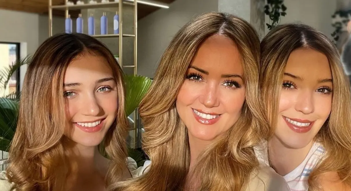 Son hijas de los famosos Andrea Legarreta y Erik Rubín. Mía se ha encaminado para ser cantante, mientras que Nina ya ha hecho sus primeros trabajos como actriz. Son hijas de los famosos Andrea Legarreta y Erik Rubín. Mía se ha encaminado para ser cantante, mientras que Nina ya ha hecho sus primeros trabajos como actriz.