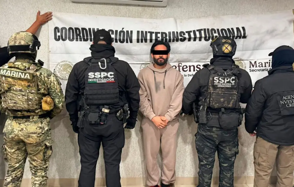 Para las autoridades, la captura de Edgar "N" marca un avance dentro de la Estrategia Nacional contra la Extorsión. FGR.