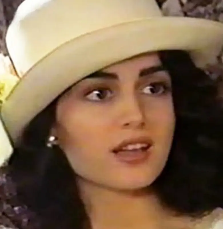 Empez&oacute; su preparaci&oacute;n art&iacute;stica en el Instituto Veracruzano de la Cultura y luego ingres&oacute; al CEA de Televisa para especializarse en actuaci&oacute;n.