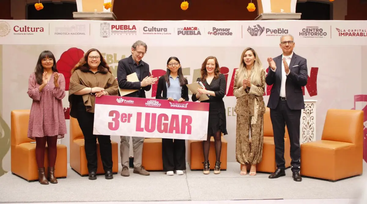 Como parte de la ceremonia, se otorgaron premios en especie y apoyos económicos. Facebook.