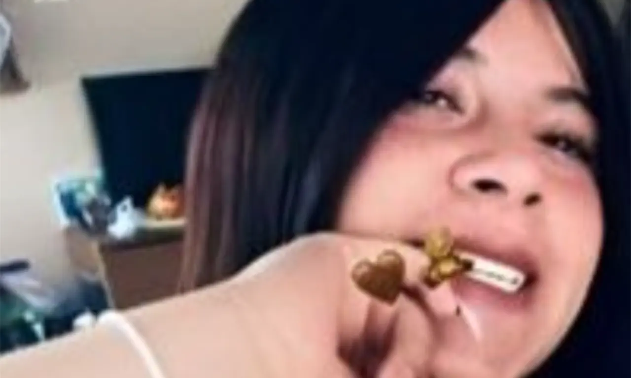  Fue en una bocina de madera donde los agentes finalmente encontraron a la joven, oculta en su interior. 