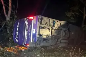 Autobús cae a barranco en Tlanchinol y deja cinco muertos y 20 heridos