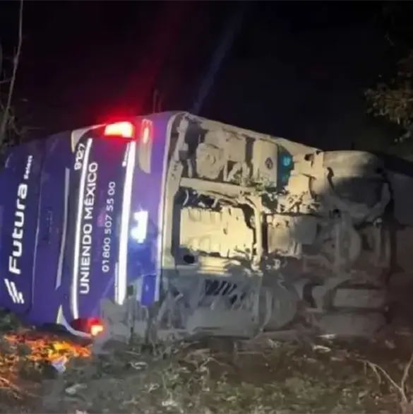 Autobús cae a barranco en Tlanchinol y deja cinco muertos y 20 heridos Autobús cae a barranco en Tlanchinol y deja cinco muertos y 20 heridos