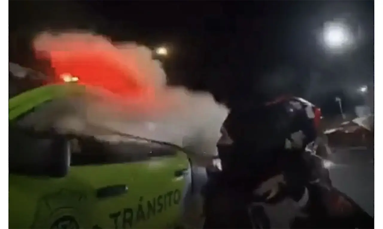  VIDEO | Motociclistas atacan con un extintor a policía de tránsito en plena vía de la CDMX 