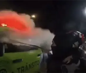 VIDEO | Motociclistas atacan con un extintor a polic&iacute;a de tr&aacute;nsito en plena v&iacute;a de la CDMX