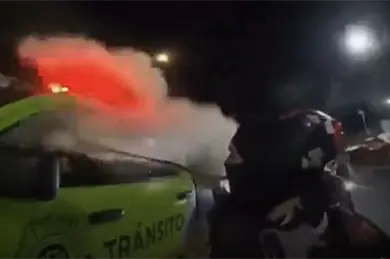 VIDEO | Motociclistas atacan con un extintor a polic&iacute;a de tr&aacute;nsito en plena v&iacute;a de la CDMX