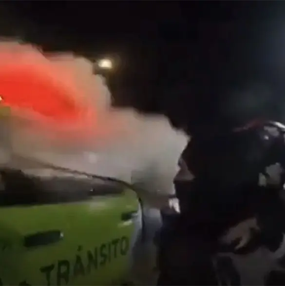 VIDEO | Motociclistas atacan con un extintor a policía de tránsito en plena vía de la CDMX VIDEO | Motociclistas atacan con un extintor a policía de tránsito en plena vía de la CDMX