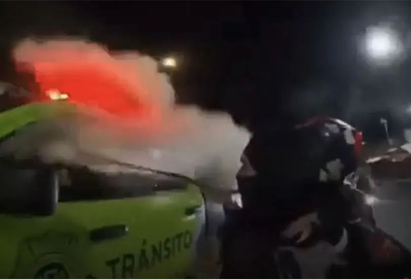 VIDEO | Motociclistas atacan con un extintor a policía de tránsito en plena vía de la CDMX VIDEO | Motociclistas atacan con un extintor a policía de tránsito en plena vía de la CDMX