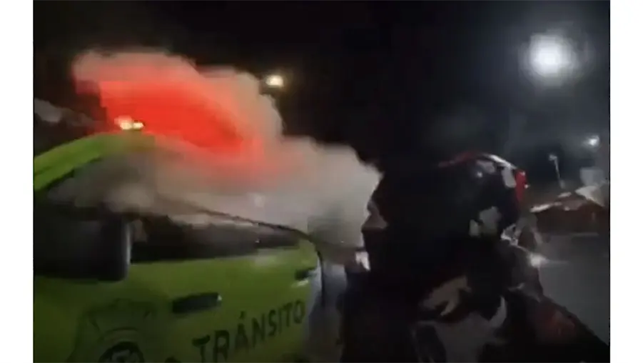 VIDEO | Motociclistas atacan con un extintor a polic&iacute;a de tr&aacute;nsito en plena v&iacute;a de la CDMX