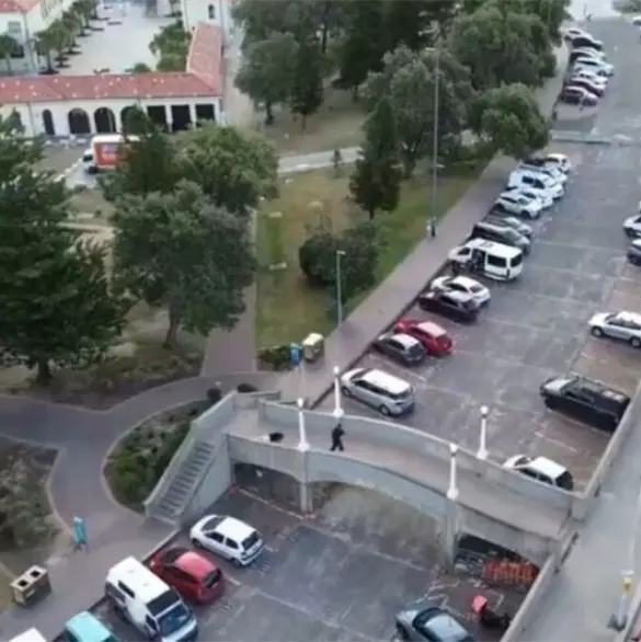 Así fue el ataque terrorista que dejó 12 muertos y 29 heridos en Bondi Beach, la playa más popular de Australia Así fue el ataque terrorista que dejó 12 muertos y 29 heridos en Bondi Beach, la playa más popular de Australia