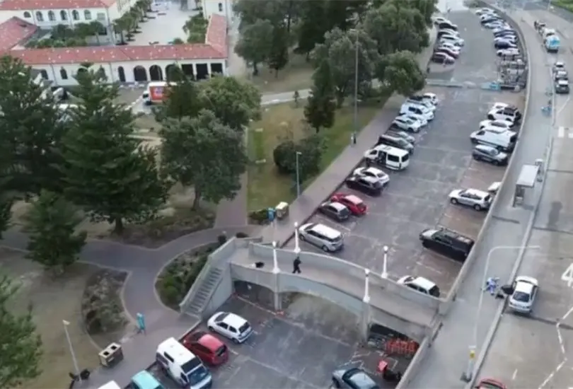 El atentado, dirigido contra la comunidad judía, es el primero de carácter mortal en Australia. El atentado, dirigido contra la comunidad judía, es el primero de carácter mortal en Australia.